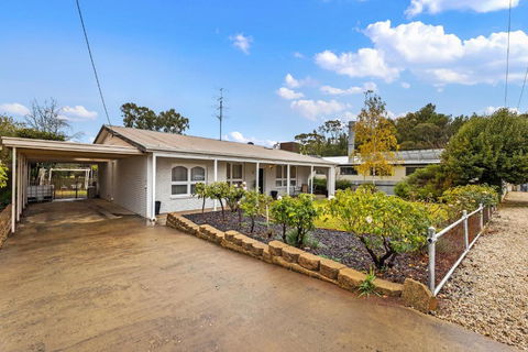 White On Wright Clare - Accommodation Cairns 0