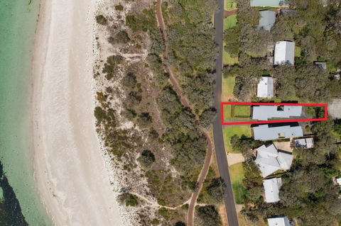 XYZ Holiday Home - Accommodation Cairns 0