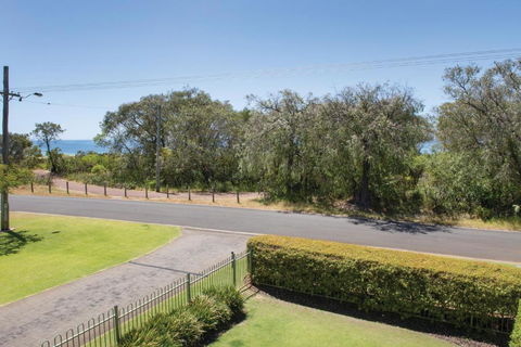 XYZ Holiday Home - Accommodation Cairns 2