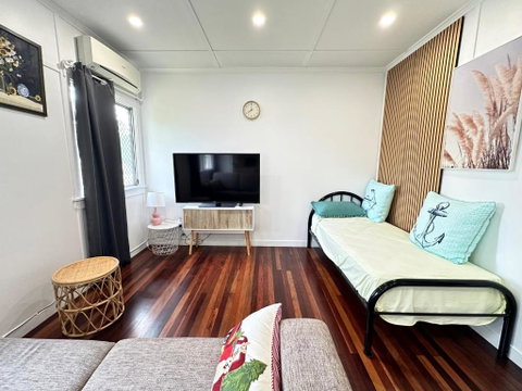 Zen Escape Guest House- Hidden Little Gem, Funky Corner, Boutique Granny Flat - Accommodation Cairns 3