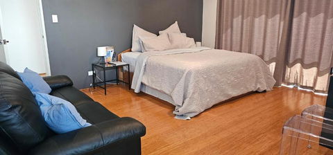Private King Bed Guest Suite - Accommodation Cairns 0