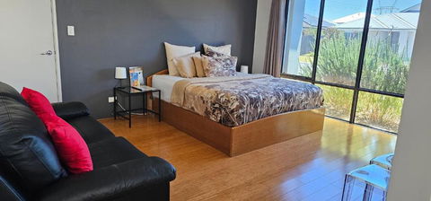 Private King Bed Guest Suite - Accommodation Cairns 2