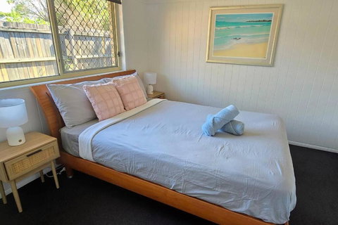 Relaxing Hamptons Style Home In Forest Lake - Accommodation Cairns 2