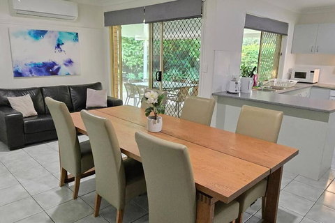 Relaxing Hamptons Style Home In Forest Lake - Accommodation Cairns 3