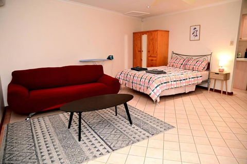 Spacious Studio In AliceSprings QueenBed+KSAirbed - Accommodation Cairns 0